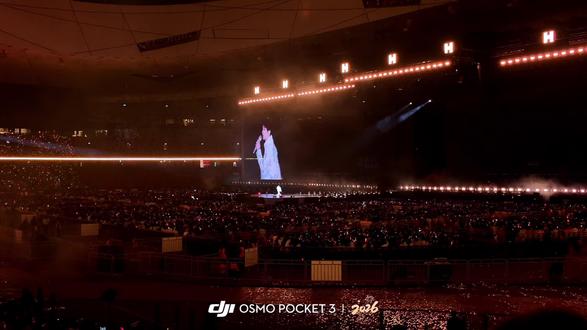 哇塞,好多人啊!谁懂听到张峻豪名字的那一刻我的心情。就这样, 我水灵灵地跟我的两个担一起在鸟巢哈哈哈#黄子弘凡 #张峻豪