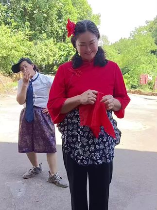 “传统手艺VS现代潮流,谁才是C位出道?😜绣花阿姨vs叛逆少女#搞笑日常 #代沟趣事”