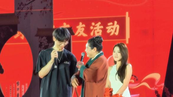 “王婆说媒 云梦有喜”交友活动现场,一对牵手成功。#王婆说媒 #楚王天下大舞台
