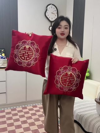 #结婚枕头 结婚喜枕要摆在新娘床头,婆家娘家的沙发上,刺绣工艺更显高贵,到手枕芯枕套一起的 #结婚喜枕 #红抱枕