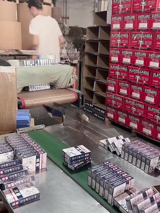 我们郑重推出厂家直发的扑克牌产品。为最大程度让利消费者,我们摒弃了传统销售模式中的多层中间环节,由厂家直接安排发货。这种模式不仅保证了产品的品质源头可追溯,更带来了极具竞争力的价格优势。目前,我们的扑克牌正在进行大力度的优惠促销活动,每副扑克牌的价格低至几毛钱,性价比超高,是您娱乐休闲、批量采购的不二之选。