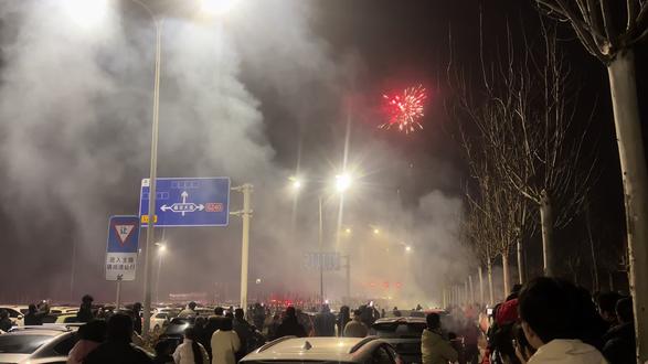 热热闹闹闹元宵,全菏泽的人都来七里河湿地公园了。#场面壮观 #烟花 #菏泽#正月十五闹元宵节 #人气爆棚