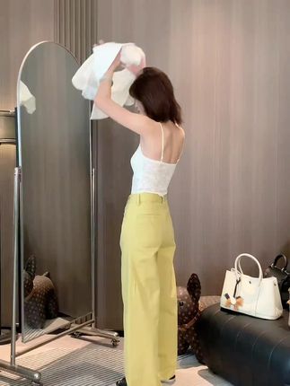 家人们,挖到宝了!2025新款后背拉链开衫纯棉短袖T恤,一整个爱住!   纯棉面料,亲肤透气,夏天穿简直不要太舒服,告别闷热黏腻。后背拉链设计超有小心机,拉开是个性开衫,拉上又是简约T恤,一件衣服两种穿法。不规则短款的版型更是点睛之笔,穿上秒变大长腿,轻松打造高腰线,完美遮住小肚腩 。不管是搭配牛仔裤还是短裙,都能轻松拿捏时尚感。   #2025新款上衣 #后背拉链T恤 #纯棉短袖 #不规则短款上衣 #夏季穿搭