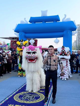 醒狮文化,他来了他来了他带着金狮走来了来到了江苏沛县在此一拜