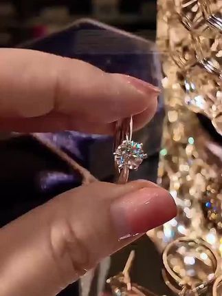 #姐妹们,我终于找到一款适合夏天戴的戒指了!它是这种简约又百搭的设计,而且用的是925银的材质,不容易掉色,还是开口的设计可以自由调节大小,戴上手特别显气质。关键是它还很实惠,性价比超高!这么好看的戒指,赶紧买起来,让你的手指变得更加好看!