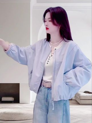姐妹们答应我都去穿这件棒球服外套,真的太显高了!短款版型拉长腿部比例,小个子穿上秒变大长腿,搭配裙子裤子都超级好看,春天出游就这样穿,轻松又出片。