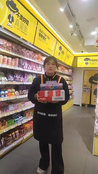 冬天来零食很忙提属于年轻人的第一台法拉利吧!#法拉利 #零食很忙 #合金车模 #玩具