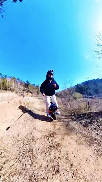 山猫s全地形越野减震独轮车 像我这样喜欢自由喜欢无拘无束的人,怎么少得了一台“山猫s”全地形越野电动独轮车呢?突破地形限制,去往你想到达的任何地方!另外,已经回广州了,月底全系列到货,有需要入手的朋友们提前联系喔!#山猫s全地形电动 #独轮车老鸟独轮车