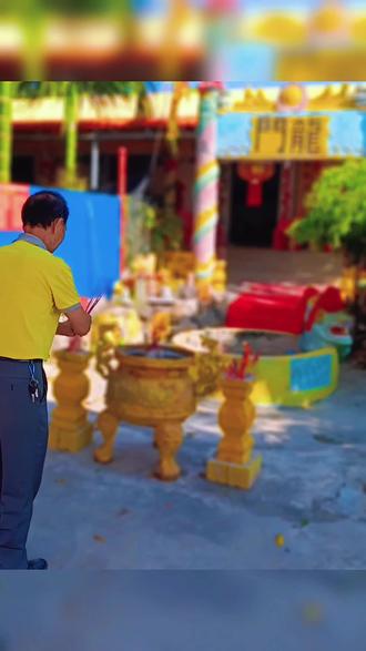 龍腾海南国际书画李永泉馆长原创舞连发久龍现场挥毫创作中,简单大气,有头有身有尾,羽羽如生 这乃龍腾湾畔真龍也?
五连发五连久龙:自贸港畔的文化图腾
这幅划时代巨作,源自中国民间文化艺术之乡黄流,由海南国际书画馆李永泉馆长原创,将新时代精神与乡土文化深度交融,堪称书画艺术与地域情怀的完美结晶。
作品以精妙笔法暗藏“五个发”与“五个久”,暗合“88888 99999”的吉祥寓意,既寄寓兴旺期许,又承载绵长祝福。它打破“绘龙难”桎梏,实现书画一体创新——笔墨间龙头昂扬、龙身矫健、龙尾舒展,以极简线条勾勒出形神兼备的时代之龙。
更奇的是,作品诞生地海南龙腾湾畔黄流龙门,有两棵“五榕(龙)树”,皆“一树连五枝”,远观如龙之形态。而李永泉创作时未闻此树,笔墨意境与天然奇观不谋而合,成就“天人合一”的文化佳话。
从左观“龙腾海南”,自右品“南海腾龙”,这幅作品恰是2025年12月18日海南自贸港封关的文化礼赞。它凝聚乡土智慧与艺术创新,祝福自贸港发发发发发、久久久久久,愿龙腾海南的豪情与华夏文明的荣光闪耀世界。#书画交友原创作品 #李永泉原创书画龍#见龍者吉祥如意好运连连