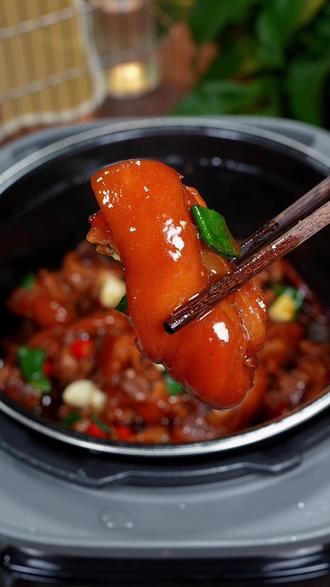 开学了,家里小孩想吃红烧猪蹄,像我这样做,软烂脱骨、香而不腻,一口一块,好吃到停不下来#红烧猪蹄#美的 #美的电压力锅 #电压力锅