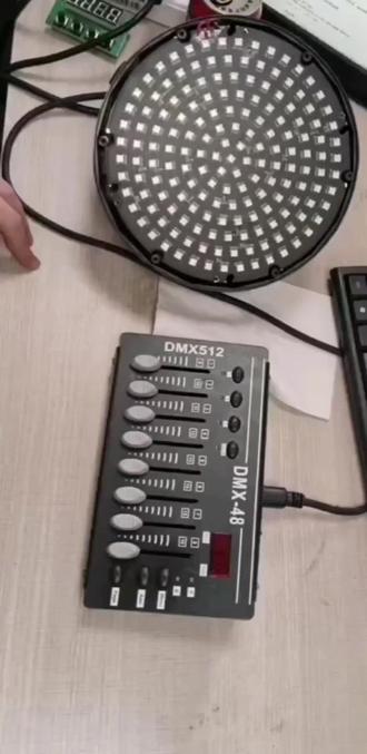 #宴会厅 #酒吧 #直播间 #灯光控制器 #控台教程
控台DMX521控台带电池,内置可充电的电池,迷你灯光控台,可以编程的便携式控台。
全世界通用,全新厂家直销,质保一年终身保修。
宽电压充电输入:4.5V 5V 7V 9V 12V 15V 19V的充电器都可以用,极限24V。)
内置一个2200mah的可充电电池,充满电约4小时,可以边用边冲,也可以关机充电,满电后系统会自动断开充电,电池充满电至少可以用12小时以上,充电系统与电池是经过改良升级的,稳定可靠,操作简单,方便小巧。
爬架子测灯,维修灯具,走到哪里都可以用,非常的方便,省去插电才能使用的麻烦,另外就是稳定可靠,再也不用担心在演出场合中外部电源、插头、插座接触不良导致失控、灭灯…等不利因素。
最多同时控制30台LED帕灯,1.2.3.组,8个通道的灯具,每组可分别控制10个地址码,共3组合计30台灯,30个地址码。可编程9个场景,每个场景里可任意编辑保存10个步骤,支持DMX512协议的灯具,230光束灯、LED帕灯和其他16通道内的摇头灯都能控,超过16个通道的摇头灯控不了。
主要优势就体积小不占地方,放电脑桌上写灯库,演出控灯,测试灯具都非常方便,
控台尺寸:长约20CM宽约12CM,最高厚度3.5CM,
包装清单;控台*1,DC电源线*1,操作说明书*1。
