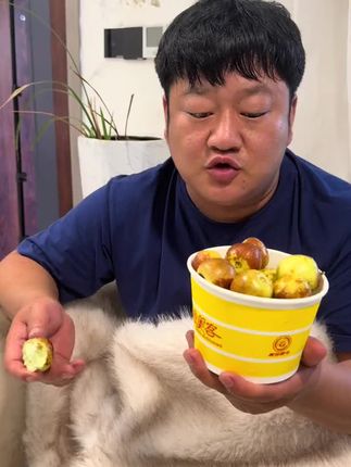 相信我!每年都回购的大荔冬枣!脆甜爽口,皮薄肉厚,都是新鲜采摘,产地直发!赶紧给家里小孩子买来尝尝!#冬枣 #大荔冬枣 #好吃到爆 #美食 #太好吃了