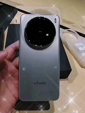 如果你预算不高,又想换一部各方面表现都不错的手机,可以看看vivo小金刚。它拥有小巧玲珑的机身,配备一块高清高透的屏幕,搭载AI处理器,日常使用流畅不卡顿,拍照清晰,夜拍也很出色。内置大容量电池,轻巧便携,外出携带方便,关键价格也很合适。@DOU+小助手
