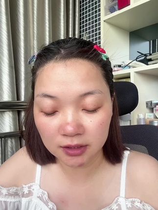 日不落粉底,就像旱在脸上滴,持久不脱妆,不卡粉,清透,防油防汗,最大的缺点就是太便宜了