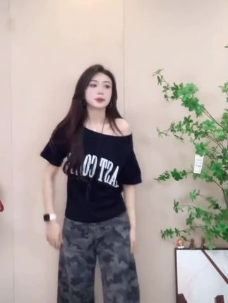 夏季新款显瘦辣妹短袖T恤女复古美式宽松慵懒风穿搭斜肩上衣女#爆款热卖中 #显瘦穿搭 #好物推荐🔥 #美出高级感#短袖t恤 @DOU+小助手 @DOU+好生意 @DOU+上热门 @抖音小助手