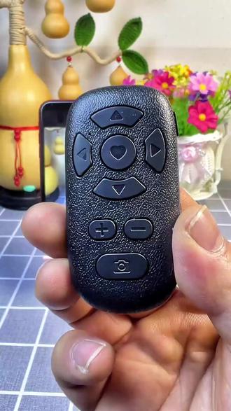 适合经常刷抖音、需要便捷操作手机的用户,这款蓝牙遥控器支持拍照、录像、点赞和变焦功能,提升短视频互动效率 #蓝牙遥控器 #手机操作麻烦 #刷抖音互动 #通用型遥控器 #手机拍摄神器