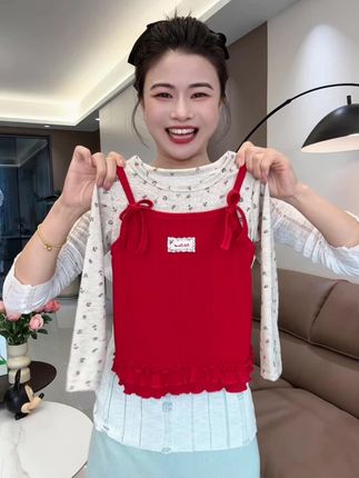 快给家里的宝贝安排一套这样的儿童套装吧!这套衣服是休闲风格的,穿上特别舒服自在,而且它的面料很好,穿起来感觉很柔软亲肤,一点也不扎肉。赶快点击下方链接购买吧!#甜美穿搭 #套装穿搭 #上衣穿搭 #百搭上衣 #女宝套装