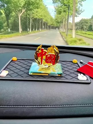 如果信仰有颜色,那就是中国红。#五星红旗迎风飘扬 #汽车好物 #车载摆件 #红旗摆件