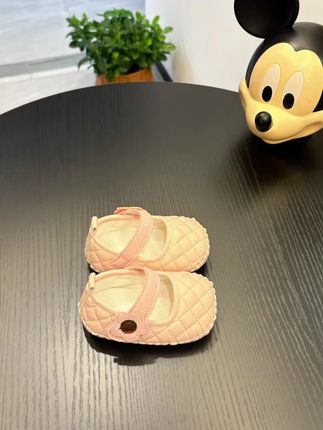 哇塞,这双公主学步鞋也太好看了趴,才花了不到三十块就买到啦!软底软面的,上脚也超级舒服,家有学步期宝宝的这款赶紧去冲~#好物推荐🔥#宝宝软底鞋#学步鞋#童鞋好物推荐 #宝宝鞋子学步鞋