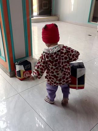 自己的纸尿裤自己抬走哈哈哈哈哈哈哈哈很懂事的娃娃#小孩子的快乐总 #精力旺盛的宝宝 #调皮捣蛋的小家伙 买买买