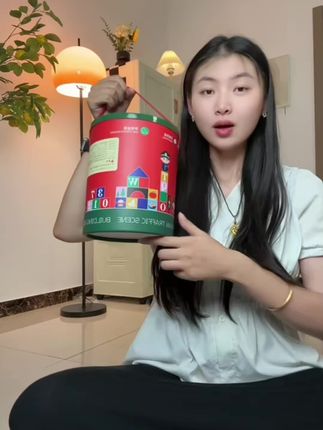 宝宝木头积木专为零到三岁婴幼儿设计,适合六个月以上的孩子。它是全实木材质的早教益智玩具,通过有趣的拼装,锻炼孩子的动手能力和思维发展。无论是宝宝自己玩耍,还是家长陪伴一起搭建,都能带来无尽的乐趣,是宝宝成长路上不可或缺的好伙伴,快来选购吧!#宝宝#乐趣#益智#玩耍#早教