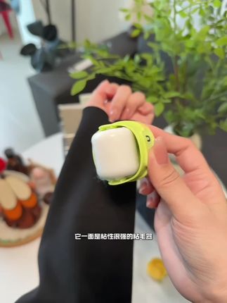 这个双面粘毛器真的是我秋冬的心头好,可以粘毛可以刷毛,脏了洗洗就干净,小小一个平时就放包里,随时随地拿出来粘粘,精致女生轻松get!!#双头粘毛器#刷毛器#水洗粘毛器#迷你粘毛器#秋季必备