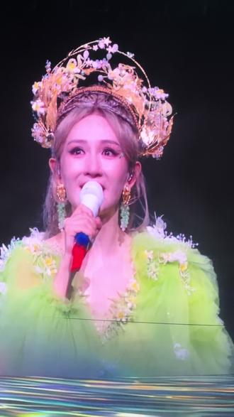 不管他们怎么说,我只要你爱我 在现场第一次听这首歌,真的很感动,虽然不是娜娜粉丝,但是很爱她坚韧的性格,她值得最好的爱情,最好的友情,最好的亲情。#谢娜 #谢娜演唱会 #张杰谢娜 #公主的演唱会
