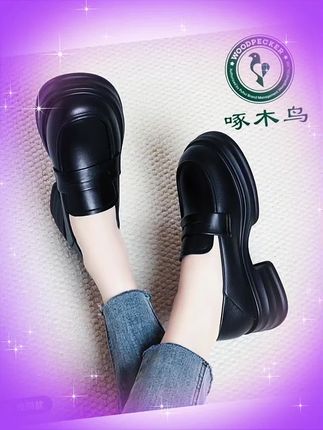 姐妹们快看,我挖到了一双超百搭的乐福鞋!它是这种哑光牛剖层皮革的鞋面,质感满满,还特别好打理,加厚的聚氨酯鞋底,防滑又耐磨,走路稳稳的,还自带增高效果,小个子也能轻松驾驭。穿上它不管是通勤还是逛街都超好看!这么时尚又实用的乐福鞋#乐福鞋 #乐福鞋推荐 #啄木鸟乐福鞋 #乐福鞋女 #百搭鞋子