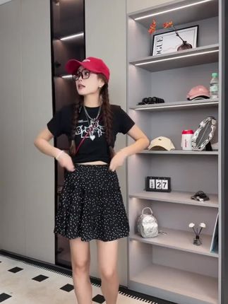甜美风黑色松紧腰黑色碎花半身裙女春季新款波点百搭高腰a字短裙#谁穿谁好看 #半身裙 #碎花裙 #短裙 #穿出高级感