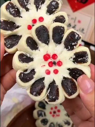 是谁还没有吃过?北京稻香村的枣泥多多组合,是无数吃货心中的白月光。他外酥里嫩,层层分明,每一口都是浓郁的枣香,甜而不腻,老少皆宜。这么好吃的点心,你还不赶紧来一盒尝尝吗?#糕点#a抖音小助手 #d0u十抖音小助手