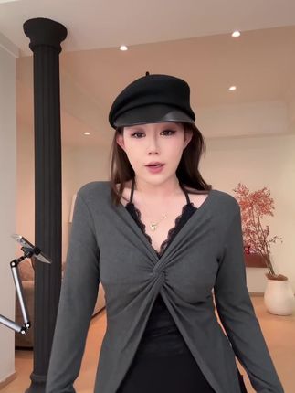 💃主推心动ctush假两件拼接蕾丝扭结上衣,独特设计,巧妙拼接蕾丝,展现浪漫精致;扭结细节,修饰腰部线条,凸显曲线美。面料舒适亲肤,弹力十足,大码女孩也能自由舒展,毫无束缚。#大码女装 #高级感穿搭 #温柔穿搭 #上衣穿搭 #日常搭配