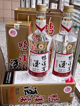 鸭溪窖酒,贵州名酒典范,中华老字号荣光。   54度浓香佳酿,纯粮精酿,成就窖香优雅、陈香馥郁之精髓。     饮之神清气爽不上头,醉后舒泰怡然不口干。     滴滴匠心,口口醇厚,堪称酒中珍品,值得爱酒之士细细品鉴。#白酒 #纯粮酿造 #好喝不贵 #原创作品 #强烈推荐