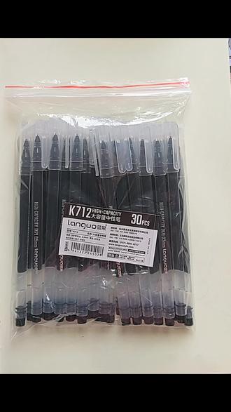 33画——飞行。起初想临摹,结果发现不好看,想做点改变,一开始看着像脑子,然后看着像眼睛,牛毛草出来的时候我就想着可以画成星球了,边画边改。#禅绕画#会飞的地球#绘画过程#控笔练习#治愈不开心