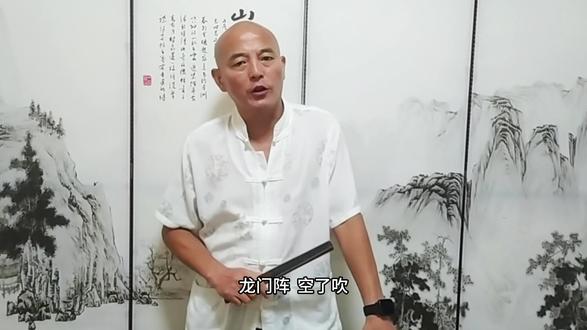 《重庆掌故》: —— 钱棍舞:荷花一朵莲花海棠花 今日和尚接倒摆《重庆掌故》: —— 钱棍舞:荷花一朵莲花海棠花
正月就把花灯耍,柳也柳连柳呀! 二月风筝手中拿,荷花一朵莲花海棠花。 三月清明把坟挂,柳也柳连柳呀! 四月秧子插满田,荷花一朵莲花海棠花。 五月龙船下河坝,柳也柳连柳呀! 六月花扇手中拿,荷花一朵莲花海棠花。 七月农夫把谷打,柳也柳连柳呀! 八月十五看月发,荷花一朵莲花海棠花。 九月九来是重阳,柳也柳连柳呀! 十月里来小阳春,荷花一朵莲花海棠花。 冬月就把年猪杀,柳也柳连柳呀! 腊月三十把年过,荷花一朵莲花海棠花。 大年初一吃汤圆,柳也柳连柳呀! 大人吃了打麻将,荷花一朵莲花海棠花。 小孩吃了放鞭炮,柳也柳连柳呀!