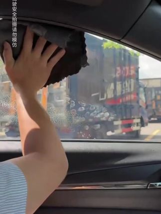 玻璃内侧贴了太阳膜,用水擦容易留水痕还擦不干净,试试这个#玻璃内侧清洁剂高效清洁不伤膜#全能好车