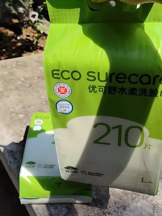 自从家里有了这个巨无霸的洗脸巾,就再也没有用过毛巾,真的是太方便了。而且它是这种悬挂式的,挂哪里都不占地方,平时洗完脸之后就可以直接把它丢掉,再也不用担心脏兮兮的毛巾放在家里会滋生细菌了。关键它的价格也很实惠,买一次就能用大半年。