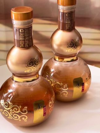我最近发现了一款宝藏酒,就是这个金六福福系列的金小酒,它是绵柔浓香型的,喝起来很舒服,一点都不辣嗓子。它的配料表非常干净,只有水和粮食,而且它还是小瓶装的,携带也很方便。#金六福福系列金小酒