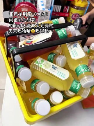 快快快 东方树叶900ml也来卷啦 现在一箱到手10大瓶!你看看才啥价!关键是大瓶装的喝起来更痛快也更划算 啊啊啊啊!!茶香四溢,清爽解腻,回味还有淡淡的茉莉花香~夏天冰镇一下简直不要太爱#夏日特饮 #好喝不贵 #强烈推荐 #仙女都在喝什么 #无限回购的宝藏单品