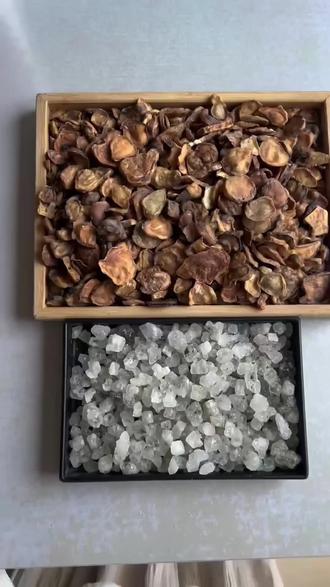 青盐炮附子牙粉:
可用于牙齿松动,牙齿怕冷、怕酸、怕咬硬物,牙龈出血、红肿等
炮附子和青盐是重量一比一按比例打粉,用来刷牙,解决牙齿怕冷、怕酸的问题,效果很好。用的时候要少量。直接用牙刷沾取适量刷牙即可,不需要牙膏,刷牙后用清水漱净。