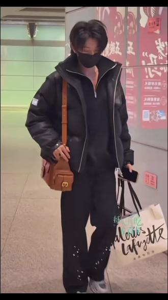 一觉醒来,普普回京啦 感觉北京的空气都甜甜哒 一起过了情人节又提前过了新年 有点儿分离焦虑 不过小别胜新婚哦#郝熠然 #云旗 #新年快乐 #追星日常 #我磕的cp全世界最甜