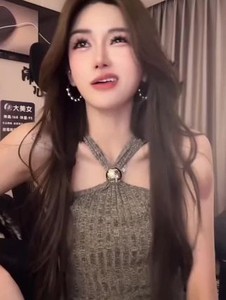 挂脖抹胸短款无袖背心上衣#辣妹穿搭 #背心上衣 #洋气百搭 #设计感气质上衣 #新款上新
