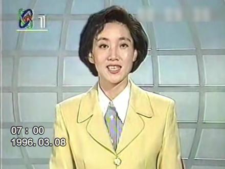 你醒了?今天是1996年3月8日,祝你生日快乐! 今天,范晓萱的《健康歌》传遍了大街小巷
后来,她剪短了长发,卸下卡通装扮
发布了风格迥异的歌曲
完成了一场华丽的蜕变
你是否也曾被她的歌声所打动呢?
#8090后的童年回忆 #3月8日 #健康歌 #范晓萱