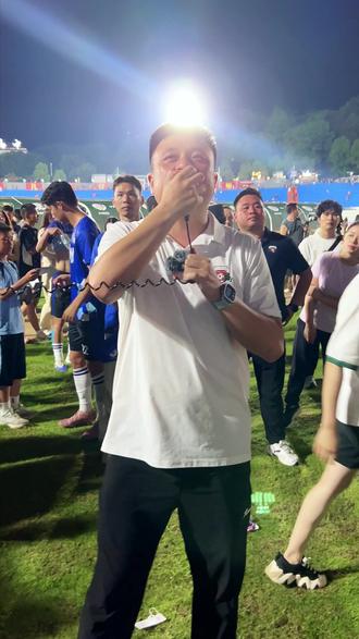 黄嘟嘟激情介绍永州队新加入成员,听得热血激动; 希望永州队2026年在湘超再次一举夺冠#湘超 #永州队 #王宁 #永州女婿