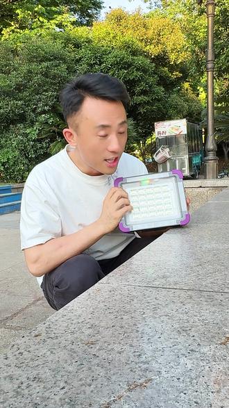 太阳能爆亮投光灯 太阳能爆亮投光灯,66颗加大爆亮灯珠,5种灯光模式调节,防雨防水,太阳能充电线两种充电方式,能当充电宝#灯火小院 #太阳能灯 #太阳能应急灯