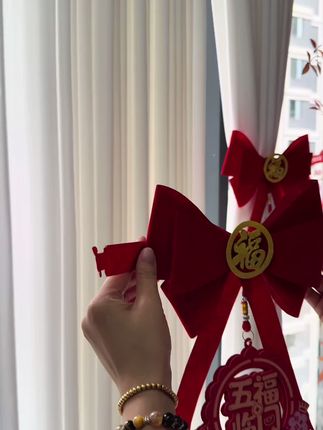 乔迁准备一对植绒窗帘绑带,立体有型、搭配了精美流苏吊坠、红红火火的,客厅氛围感满满呀!#乔迁之喜大吉大利 #搬家仪式感 #乔迁窗帘蝴蝶结绑带