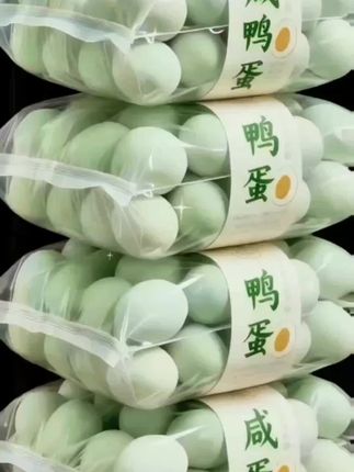 赶紧薅羊毛啦~就是这款慢腌出的咸鸭蛋;蛋壳轻敲就裂,蛋白细腻弹滑,蛋黄油润起沙,红亮得晃眼;空口吃不单调,配米饭、白粥也能多吃两碗。 #咸鸭蛋#太好吃了 #口感好 #实惠 #强烈推荐