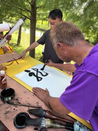 人间朝暮,风起凉了秋,或许,新的故事,会在秋风中慢慢开始,沈老师在这样的环境下写字主打就是大家所向往的松弛自由#书法 #沈巍 #流浪大师沈魏先生