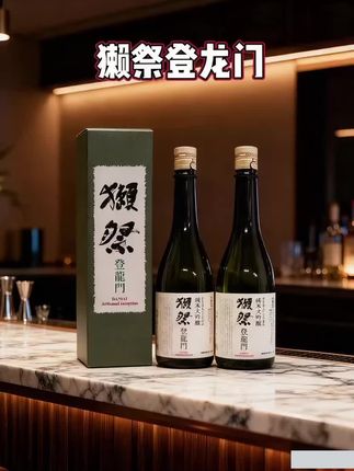 獭祭登龙门 獭祭登龙门:手工酿造的限定风味惊喜 獭祭登龙门堪称清酒界的“进阶之选”!精米步合低至39%,以酒米之王山田锦搭配深层山泉水,由资深年轻酿酒师纯手工酿造。 不加水稀释的新酒原浆,入口是红美人柑橘的鲜活酸甜,尾调带着轻柔米旨香,16°酒精度藏得恰到好处。冷藏后风味更绝,配刺身、寿司秒升用餐仪式感。 #獭祭#进口清酒#品酒#强烈推荐 #酒和故事
