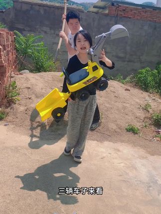 孩子们都喜欢能挖沙挖土的#儿童挖掘机 大尺寸带个后翻斗#挖掘机 灯光音乐儿歌有360度转圈圈#童车 #挖掘机玩具#儿童玩具