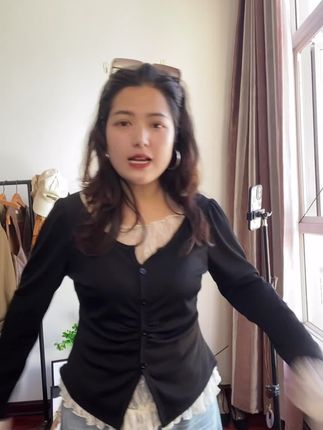 #气质小衫 #穿出自信穿出美丽 #谁穿谁美 【现货】胖mm秋季显瘦遮肉蕾丝拼接上衣黑色假两件正肩长袖08001